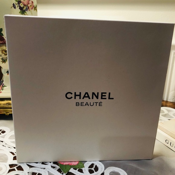 Chanel Cosmetic Bag ! - Picture 4 of 8